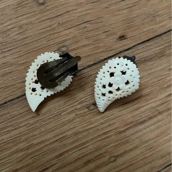 Vintage 1960s Bone Necklaces and Clip Earring Bundle - Picture 5 of 9